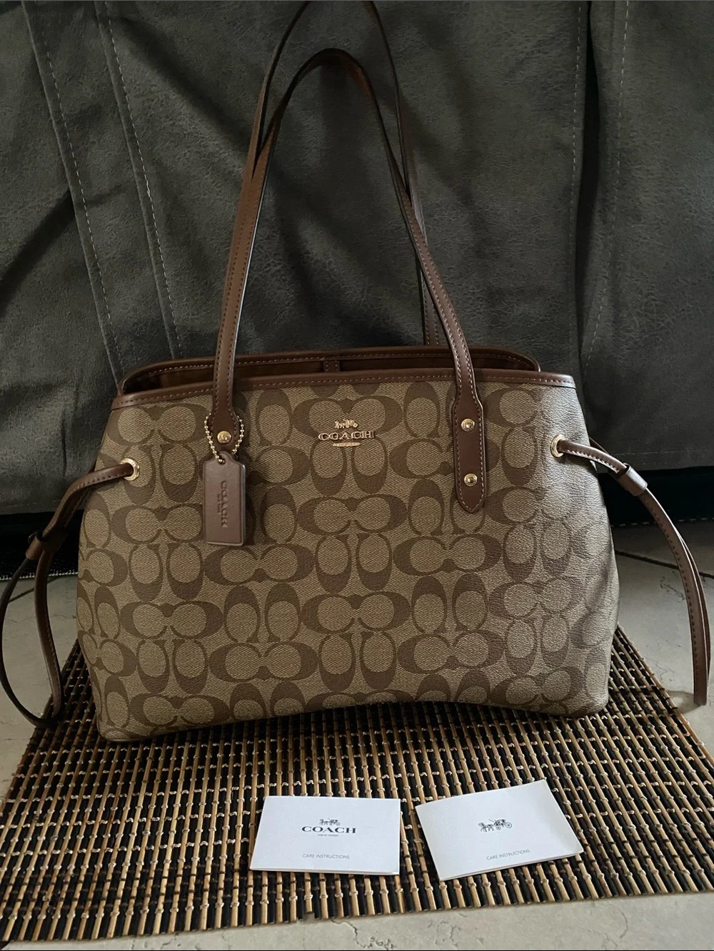 💯 authentic Coach Women's Signature Drawstring Carryall